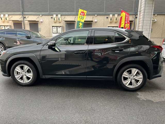 レクサス ＵＸ 200 愛知県 2023(令5)年 0.6万km グラファイトブラックガラスフレーク ワンオーナー/純正12.3型ディスプレイオーディオプラス/車載ナビ／Bluetootｈ／地デジＴＶ/バックビューカメラ/純正ＬＥＤヘッドライト/電動格納ミラー〈オート格納／リバース連動〉/ボディ同色リアスポイラー/純正17インチAW/レザーステアリング/サイド／カーテン／ニーエアバック/ビルトインETC2.0/Lexus Safety System +/・プリクラッシュセーフティ/・レーントレーシングアシスト/・オートマチックハイビーム/・レーダークルーズコントロール/・先行車発進告知/・ロードサインアシスト/スマートキー＆プッシュスタート