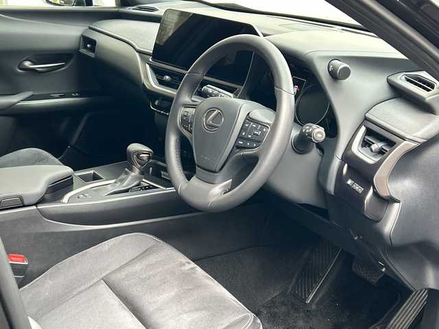 レクサス ＵＸ 200 愛知県 2023(令5)年 0.6万km グラファイトブラックガラスフレーク ワンオーナー/純正12.3型ディスプレイオーディオプラス/車載ナビ／Bluetootｈ／地デジＴＶ/バックビューカメラ/純正ＬＥＤヘッドライト/電動格納ミラー〈オート格納／リバース連動〉/ボディ同色リアスポイラー/純正17インチAW/レザーステアリング/サイド／カーテン／ニーエアバック/ビルトインETC2.0/Lexus Safety System +/・プリクラッシュセーフティ/・レーントレーシングアシスト/・オートマチックハイビーム/・レーダークルーズコントロール/・先行車発進告知/・ロードサインアシスト/スマートキー＆プッシュスタート