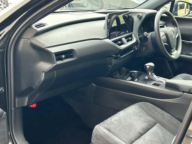 レクサス ＵＸ 200 愛知県 2023(令5)年 0.6万km グラファイトブラックガラスフレーク ワンオーナー/純正12.3型ディスプレイオーディオプラス/車載ナビ／Bluetootｈ／地デジＴＶ/バックビューカメラ/純正ＬＥＤヘッドライト/電動格納ミラー〈オート格納／リバース連動〉/ボディ同色リアスポイラー/純正17インチAW/レザーステアリング/サイド／カーテン／ニーエアバック/ビルトインETC2.0/Lexus Safety System +/・プリクラッシュセーフティ/・レーントレーシングアシスト/・オートマチックハイビーム/・レーダークルーズコントロール/・先行車発進告知/・ロードサインアシスト/スマートキー＆プッシュスタート