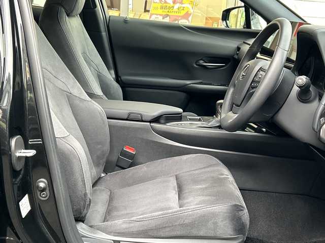 レクサス ＵＸ 200 愛知県 2023(令5)年 0.6万km グラファイトブラックガラスフレーク ワンオーナー/純正12.3型ディスプレイオーディオプラス/車載ナビ／Bluetootｈ／地デジＴＶ/バックビューカメラ/純正ＬＥＤヘッドライト/電動格納ミラー〈オート格納／リバース連動〉/ボディ同色リアスポイラー/純正17インチAW/レザーステアリング/サイド／カーテン／ニーエアバック/ビルトインETC2.0/Lexus Safety System +/・プリクラッシュセーフティ/・レーントレーシングアシスト/・オートマチックハイビーム/・レーダークルーズコントロール/・先行車発進告知/・ロードサインアシスト/スマートキー＆プッシュスタート