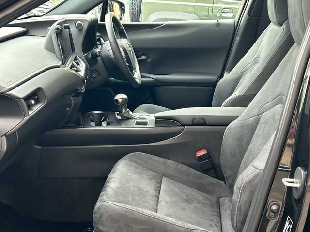 レクサス ＵＸ 200 愛知県 2023(令5)年 0.6万km グラファイトブラックガラスフレーク ワンオーナー/純正12.3型ディスプレイオーディオプラス/車載ナビ／Bluetootｈ／地デジＴＶ/バックビューカメラ/純正ＬＥＤヘッドライト/電動格納ミラー〈オート格納／リバース連動〉/ボディ同色リアスポイラー/純正17インチAW/レザーステアリング/サイド／カーテン／ニーエアバック/ビルトインETC2.0/Lexus Safety System +/・プリクラッシュセーフティ/・レーントレーシングアシスト/・オートマチックハイビーム/・レーダークルーズコントロール/・先行車発進告知/・ロードサインアシスト/スマートキー＆プッシュスタート