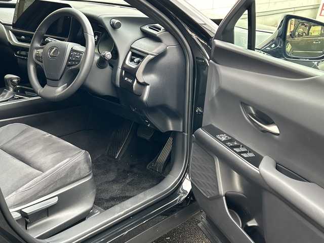 レクサス ＵＸ 200 愛知県 2023(令5)年 0.6万km グラファイトブラックガラスフレーク ワンオーナー/純正12.3型ディスプレイオーディオプラス/車載ナビ／Bluetootｈ／地デジＴＶ/バックビューカメラ/純正ＬＥＤヘッドライト/電動格納ミラー〈オート格納／リバース連動〉/ボディ同色リアスポイラー/純正17インチAW/レザーステアリング/サイド／カーテン／ニーエアバック/ビルトインETC2.0/Lexus Safety System +/・プリクラッシュセーフティ/・レーントレーシングアシスト/・オートマチックハイビーム/・レーダークルーズコントロール/・先行車発進告知/・ロードサインアシスト/スマートキー＆プッシュスタート