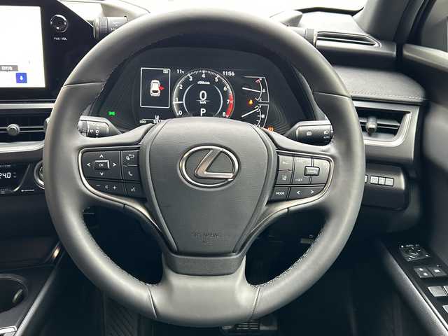 レクサス ＵＸ 200 愛知県 2023(令5)年 0.6万km グラファイトブラックガラスフレーク ワンオーナー/純正12.3型ディスプレイオーディオプラス/車載ナビ／Bluetootｈ／地デジＴＶ/バックビューカメラ/純正ＬＥＤヘッドライト/電動格納ミラー〈オート格納／リバース連動〉/ボディ同色リアスポイラー/純正17インチAW/レザーステアリング/サイド／カーテン／ニーエアバック/ビルトインETC2.0/Lexus Safety System +/・プリクラッシュセーフティ/・レーントレーシングアシスト/・オートマチックハイビーム/・レーダークルーズコントロール/・先行車発進告知/・ロードサインアシスト/スマートキー＆プッシュスタート
