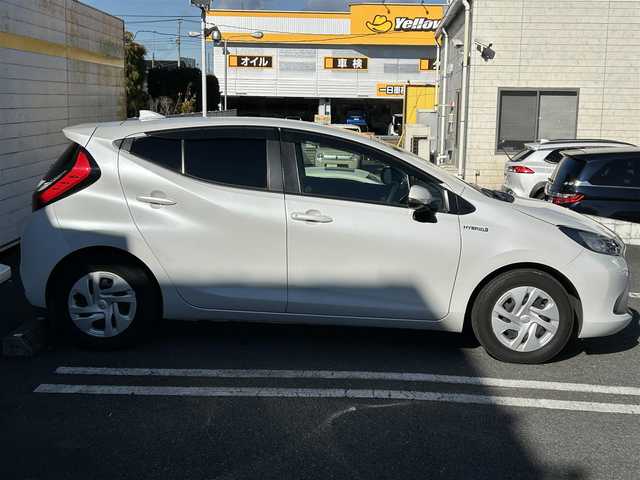 トヨタ アクア G 埼玉県 2023(令5)年 5.3万km プラチナホワイトパールマイカ 純正ナビ/　(Bluetooth/USB/Miracast/FM/AM)/バックカメラ/フルセグテレビ/ビルトインETC2.0/前方ドライブレコーダー/クルーズコントロール/衝突被害軽減ブレーキ/車線逸脱警報/クリアランスソナー/オートLEDライト/オートハイビーム/プッシュスタート/純正フロアマット/スマートキー