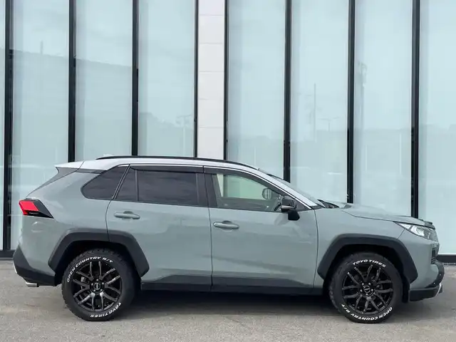 トヨタ ＲＡＶ４ アドベンチャー 大阪府 2020(令2)年 8.6万km アッシュグレーメタリック/アーバンカーキ 純正９インチナビ/   フルセグTV/Bluetooth/USB　/全方位モニター/衝突軽減ブレーキ/横滑り防止装置/コーナーセンサー/ＴＲＤエアロ/レザーシート/ＢＳＭ/前席エアシートヒーター/運転席パワーシート/レーダークルーズコントロール/レーンキープアシスト/ステアリングスイッチ /ダウンヒルアシストコントロール/電動リアゲート/ステアリングヒーター/純正18インチアルミホイール/純正フロアマット/プッシュスタート/スマートキー/ＥＴＣ/ＬＥＤ/禁煙車
