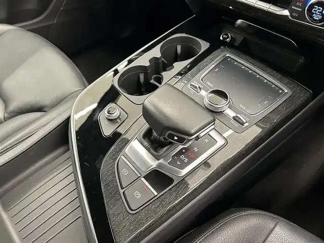 アウディ Ｑ７ ブラックスタイリング 岡山県 2019(令1)年 3.2万km ディープブラックパールエフェクト 125台限定車/特別装備/ブラックスタイリングパッケージ/10Yスポークグロスブラック9J×20AW/ブラックルーフレール/アッパーデコラティブパネル/ローワーデコティブパネル/ブラックヘッドライニング/Bose3Dサウンドシステム/フロアマットコンフォート/マトリクスLEDヘッドライト/S lineエクステリア/プライバシーガラス/アダプティブエアサスペンション/オールホイールステアリング/三列目シート/バーチャルコックピット/4ゾーンデラックスオートマチックエアコンディショナー/アウディサイドアシスト/アウディプレセンスリヤ/MMIナビゲーション