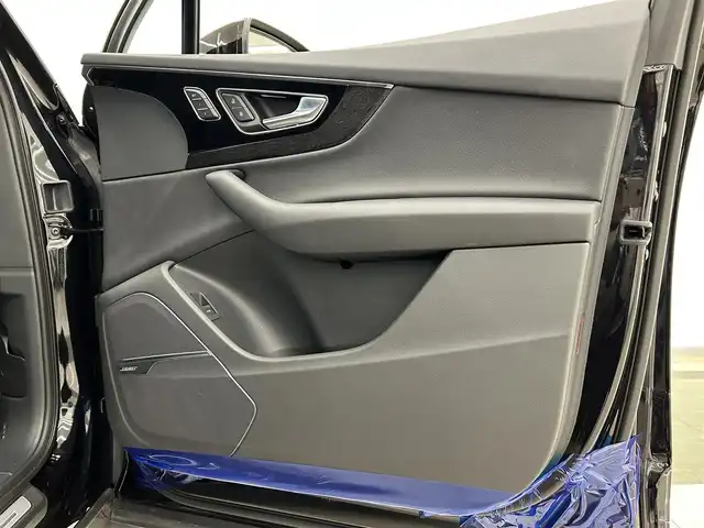 アウディ Ｑ７ ブラックスタイリング 岡山県 2019(令1)年 3.2万km ディープブラックパールエフェクト 125台限定車/特別装備/ブラックスタイリングパッケージ/10Yスポークグロスブラック9J×20AW/ブラックルーフレール/アッパーデコラティブパネル/ローワーデコティブパネル/ブラックヘッドライニング/Bose3Dサウンドシステム/フロアマットコンフォート/マトリクスLEDヘッドライト/S lineエクステリア/プライバシーガラス/アダプティブエアサスペンション/オールホイールステアリング/三列目シート/バーチャルコックピット/4ゾーンデラックスオートマチックエアコンディショナー/アウディサイドアシスト/アウディプレセンスリヤ/MMIナビゲーション