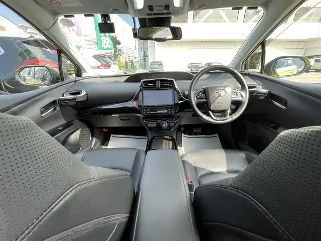 トヨタ プリウス A プレミアム 道央・札幌 2020(令2)年 1.5万km サーモテクトライムグリーン ・４WD/・サンルーフ/・純正９インチSDナビ（NSZT-Y68T）/・CD/DVD/BT/SD/フルセグTV/・ステアリングスイッチ/・パノラミックビューモニター/・ビルトインETC2.0/・純正ナビ連動ドライブレコーダーF+周辺（DED-C68）/・社外ドライブレコーダーF+R（コムテックZDR035）/・トヨタセーフティセンス/・プリクラッシュセーフティ/・レーンキープアシスト/・RCTA（リヤクロストラフィックアラート）/・BSM(ブラインドスポットモニター)/・レーダークルーズコントロール/・コーナーセンサー前後/・アドバンストパーク/・横滑り防止装置/・アイドリングストップ/・HUD/・ドライブモード切替/・EVモード/・１００V電源/・オートマチックハイビーム/・オートライト/・LEDヘッドライト/・LEDフォグランプ/・本革シート/・D+N席シートヒーター/・D+N席シートエアコン/・D席パワーシート/・社外フロアマット（F）/・純正フロアマット（R）/・純正ラゲッジカーゴマット/・トノカバー/・社外１８インチAW（ロクサーニ）/・オートリトラクタブルドアミラー/・ミラーヒーター/・プッシュスタート/・スマートキー/・スペアキー/・取扱説明書/・保証書