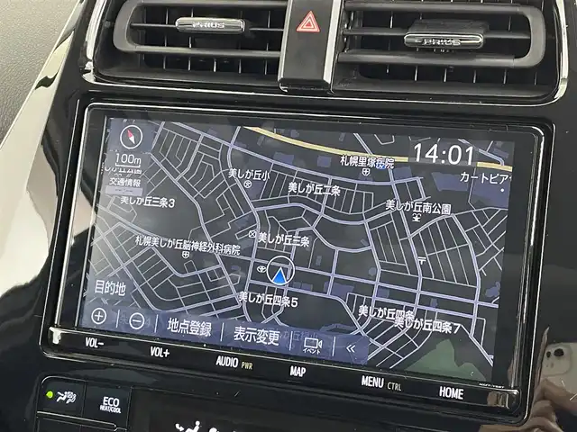 トヨタ プリウス A プレミアム 道央・札幌 2020(令2)年 1.5万km サーモテクトライムグリーン ・４WD/・サンルーフ/・純正９インチSDナビ（NSZT-Y68T）/・CD/DVD/BT/SD/フルセグTV/・ステアリングスイッチ/・パノラミックビューモニター/・ビルトインETC2.0/・純正ナビ連動ドライブレコーダーF+周辺（DED-C68）/・社外ドライブレコーダーF+R（コムテックZDR035）/・トヨタセーフティセンス/・プリクラッシュセーフティ/・レーンキープアシスト/・RCTA（リヤクロストラフィックアラート）/・BSM(ブラインドスポットモニター)/・レーダークルーズコントロール/・コーナーセンサー前後/・アドバンストパーク/・横滑り防止装置/・アイドリングストップ/・HUD/・ドライブモード切替/・EVモード/・１００V電源/・オートマチックハイビーム/・オートライト/・LEDヘッドライト/・LEDフォグランプ/・本革シート/・D+N席シートヒーター/・D+N席シートエアコン/・D席パワーシート/・社外フロアマット（F）/・純正フロアマット（R）/・純正ラゲッジカーゴマット/・トノカバー/・社外１８インチAW（ロクサーニ）/・オートリトラクタブルドアミラー/・ミラーヒーター/・プッシュスタート/・スマートキー/・スペアキー/・取扱説明書/・保証書