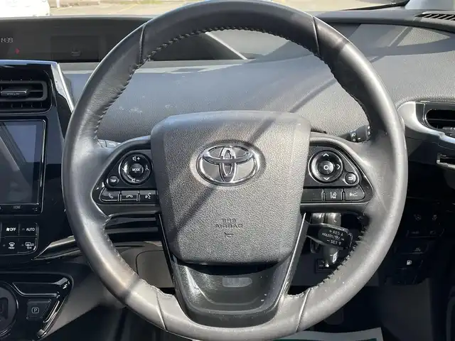 トヨタ プリウス A プレミアム 道央・札幌 2020(令2)年 1.5万km サーモテクトライムグリーン ・４WD/・サンルーフ/・純正９インチSDナビ（NSZT-Y68T）/・CD/DVD/BT/SD/フルセグTV/・ステアリングスイッチ/・パノラミックビューモニター/・ビルトインETC2.0/・純正ナビ連動ドライブレコーダーF+周辺（DED-C68）/・社外ドライブレコーダーF+R（コムテックZDR035）/・トヨタセーフティセンス/・プリクラッシュセーフティ/・レーンキープアシスト/・RCTA（リヤクロストラフィックアラート）/・BSM(ブラインドスポットモニター)/・レーダークルーズコントロール/・コーナーセンサー前後/・アドバンストパーク/・横滑り防止装置/・アイドリングストップ/・HUD/・ドライブモード切替/・EVモード/・１００V電源/・オートマチックハイビーム/・オートライト/・LEDヘッドライト/・LEDフォグランプ/・本革シート/・D+N席シートヒーター/・D+N席シートエアコン/・D席パワーシート/・社外フロアマット（F）/・純正フロアマット（R）/・純正ラゲッジカーゴマット/・トノカバー/・社外１８インチAW（ロクサーニ）/・オートリトラクタブルドアミラー/・ミラーヒーター/・プッシュスタート/・スマートキー/・スペアキー/・取扱説明書/・保証書