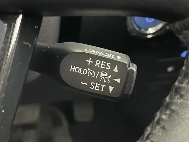 トヨタ プリウス A プレミアム 道央・札幌 2020(令2)年 1.5万km サーモテクトライムグリーン ・４WD/・サンルーフ/・純正９インチSDナビ（NSZT-Y68T）/・CD/DVD/BT/SD/フルセグTV/・ステアリングスイッチ/・パノラミックビューモニター/・ビルトインETC2.0/・純正ナビ連動ドライブレコーダーF+周辺（DED-C68）/・社外ドライブレコーダーF+R（コムテックZDR035）/・トヨタセーフティセンス/・プリクラッシュセーフティ/・レーンキープアシスト/・RCTA（リヤクロストラフィックアラート）/・BSM(ブラインドスポットモニター)/・レーダークルーズコントロール/・コーナーセンサー前後/・アドバンストパーク/・横滑り防止装置/・アイドリングストップ/・HUD/・ドライブモード切替/・EVモード/・１００V電源/・オートマチックハイビーム/・オートライト/・LEDヘッドライト/・LEDフォグランプ/・本革シート/・D+N席シートヒーター/・D+N席シートエアコン/・D席パワーシート/・社外フロアマット（F）/・純正フロアマット（R）/・純正ラゲッジカーゴマット/・トノカバー/・社外１８インチAW（ロクサーニ）/・オートリトラクタブルドアミラー/・ミラーヒーター/・プッシュスタート/・スマートキー/・スペアキー/・取扱説明書/・保証書