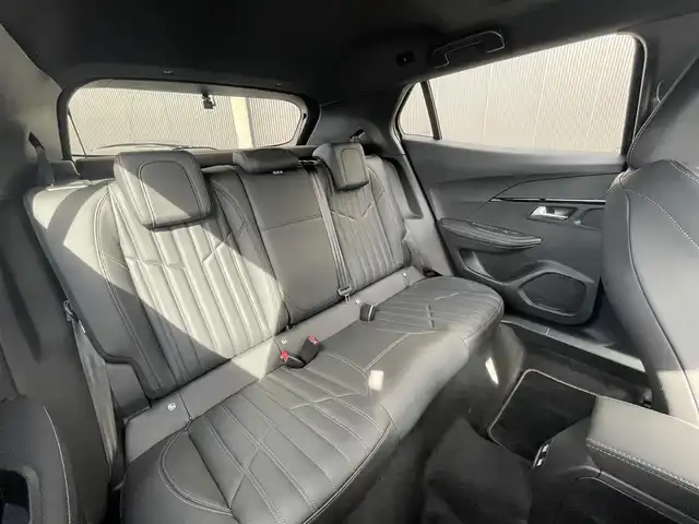 プジョー ２００８ GTパック ブルー HDi 香川県 2022(令4)年 1.1万km ペルラネラブラック 純正オーディオ（アップルカープレイ、BT）/全方位モニター/黒レザーシート/運転席 パワーシート/前席 シートヒーター/サンルーフ/置くだけ充電/ACC