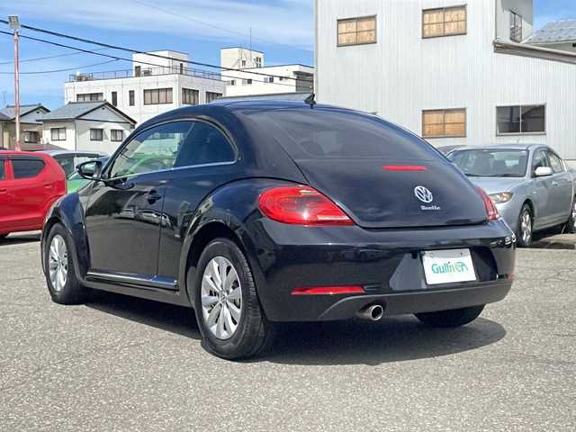 フォルクスワーゲン ザ・ビートル デザイン 福井県 2013(平25)年 6.7万km ディープブラックパールエフェクト 登録時走行距離66768km/社外メモリナビゲーション/（CD/DVD/BT）/バックカメラ/ターボ/HIDヘッドライト/フォグランプ/ミラーヒーター/キーレスキー /純正16インチアルミホイール/電動格納ミラー/保証書/取扱説明書