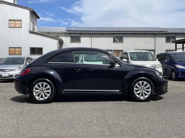 フォルクスワーゲン ザ・ビートル デザイン 福井県 2013(平25)年 6.7万km ディープブラックパールエフェクト 登録時走行距離66768km/社外メモリナビゲーション/（CD/DVD/BT）/バックカメラ/ターボ/HIDヘッドライト/フォグランプ/ミラーヒーター/キーレスキー /純正16インチアルミホイール/電動格納ミラー/保証書/取扱説明書