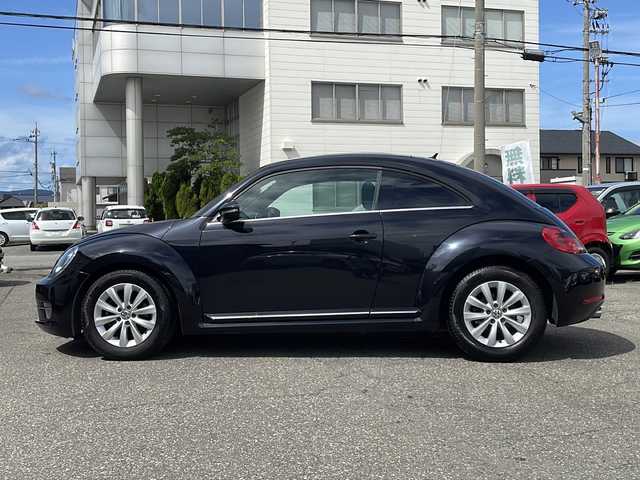 フォルクスワーゲン ザ・ビートル デザイン 福井県 2013(平25)年 6.7万km ディープブラックパールエフェクト 登録時走行距離66768km/社外メモリナビゲーション/（CD/DVD/BT）/バックカメラ/ターボ/HIDヘッドライト/フォグランプ/ミラーヒーター/キーレスキー /純正16インチアルミホイール/電動格納ミラー/保証書/取扱説明書