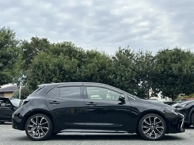 トヨタ カローラ スポーツ ハイブリッドG Z 東京都 2021(令3)年 2.9万km アティチュードブラックマイカ ワンオーナー/R4/5/6/7年分ディーラー整備記録簿あり/赤本革×ウルトラスエードコンビシート/前席シートヒーター/9インチディスプレイオーディオ/バックカメラ/純正ビルトインETC2.0/前後ドライブレコーダー(DRV-MR450)/純正18インチアルミホイール/ステアリングヒーター/Bi-BeamLEDヘッドランプ/インテリジェントクリアランスソナー/パーキングサポートブレーキ/ブラインドスポットモニター/Toyota Safety Sense