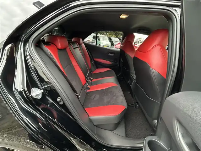 トヨタ カローラ スポーツ ハイブリッドG Z 東京都 2021(令3)年 2.9万km アティチュードブラックマイカ ワンオーナー/R4/5/6/7年分ディーラー整備記録簿あり/赤本革×ウルトラスエードコンビシート/前席シートヒーター/9インチディスプレイオーディオ/バックカメラ/純正ビルトインETC2.0/前後ドライブレコーダー(DRV-MR450)/純正18インチアルミホイール/ステアリングヒーター/Bi-BeamLEDヘッドランプ/インテリジェントクリアランスソナー/パーキングサポートブレーキ/ブラインドスポットモニター/Toyota Safety Sense