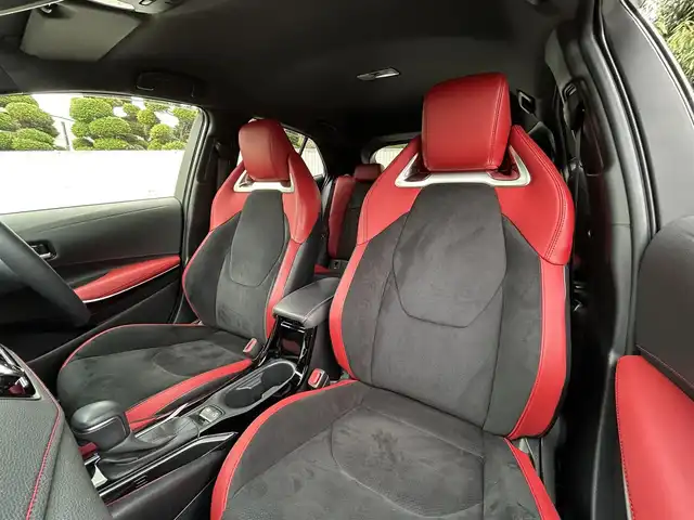 トヨタ カローラ スポーツ ハイブリッドG Z 東京都 2021(令3)年 2.9万km アティチュードブラックマイカ ワンオーナー/R4/5/6/7年分ディーラー整備記録簿あり/赤本革×ウルトラスエードコンビシート/前席シートヒーター/9インチディスプレイオーディオ/バックカメラ/純正ビルトインETC2.0/前後ドライブレコーダー(DRV-MR450)/純正18インチアルミホイール/ステアリングヒーター/Bi-BeamLEDヘッドランプ/インテリジェントクリアランスソナー/パーキングサポートブレーキ/ブラインドスポットモニター/Toyota Safety Sense