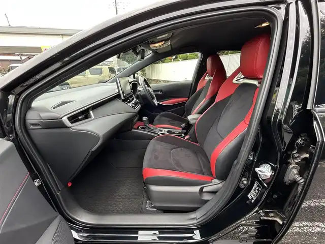 トヨタ カローラ スポーツ ハイブリッドG Z 東京都 2021(令3)年 2.9万km アティチュードブラックマイカ ワンオーナー/R4/5/6/7年分ディーラー整備記録簿あり/赤本革×ウルトラスエードコンビシート/前席シートヒーター/9インチディスプレイオーディオ/バックカメラ/純正ビルトインETC2.0/前後ドライブレコーダー(DRV-MR450)/純正18インチアルミホイール/ステアリングヒーター/Bi-BeamLEDヘッドランプ/インテリジェントクリアランスソナー/パーキングサポートブレーキ/ブラインドスポットモニター/Toyota Safety Sense