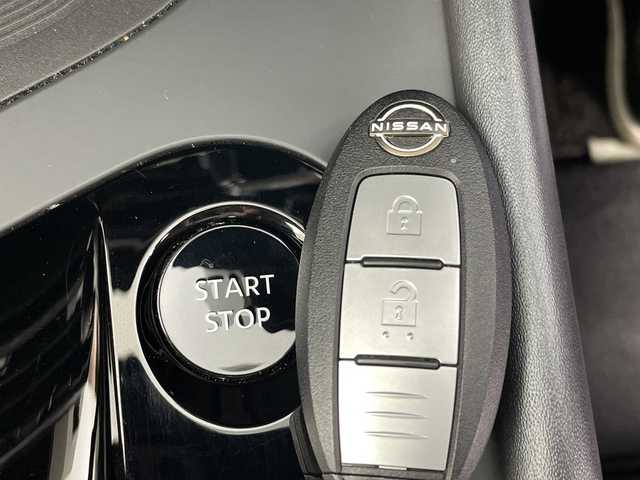 日産 ノート X 新潟県 2020(令2)年 6.7万km ビビットブルー / スーパーブラック 2トーン 純正メモリナビ/　フルセグTV/Bluetooth/AppleCarPlay/USB/プロパイロット/衝突被害軽減ブレーキ/レーンキープアシスト/レーダークルーズコントロール/BSM(ブラインドスポットモニター)/前後コーナーセンサー/インテリジェントルームミラー/ドライブレコーダー/アラウンドビューモニター/ビルトインETC2.0/LEDヘッドライト/オートマチックハイビーム/横滑り防止装置/オートライト/置くだけ充電/ステアリングスイッチ/禁煙車