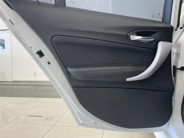 ＢＭＷ １１８ｄ Mスポーツ 岡山県 2017(平29)年 4.1万km アルピンホワイトⅢ BMW純正iDrive 6/Rカメラ/Bluetooth/CD/DVD/AUX/USB/クルーズコントロール/レーンディパーチャーウオーニング/インテリジェントセーフティー/ETC/LEDヘッドライト/リアPDC/オートライト/アンビエントライト（2色）