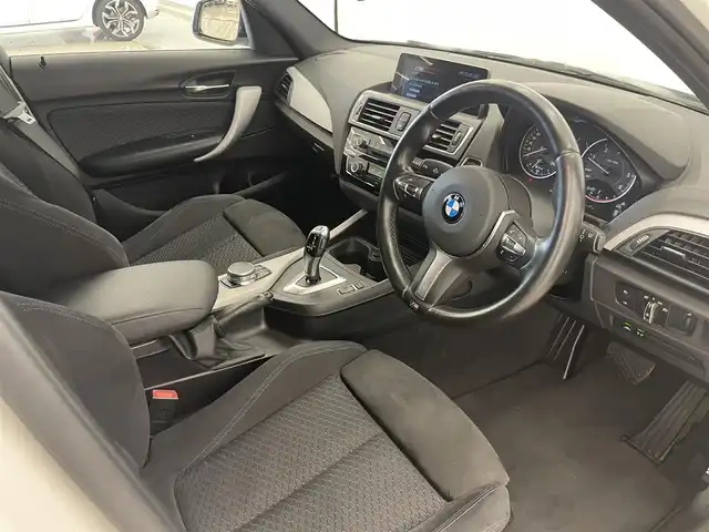 ＢＭＷ １１８ｄ Mスポーツ 岡山県 2017(平29)年 4.1万km アルピンホワイトⅢ BMW純正iDrive 6/Rカメラ/Bluetooth/CD/DVD/AUX/USB/クルーズコントロール/レーンディパーチャーウオーニング/インテリジェントセーフティー/ETC/LEDヘッドライト/リアPDC/オートライト/アンビエントライト（2色）