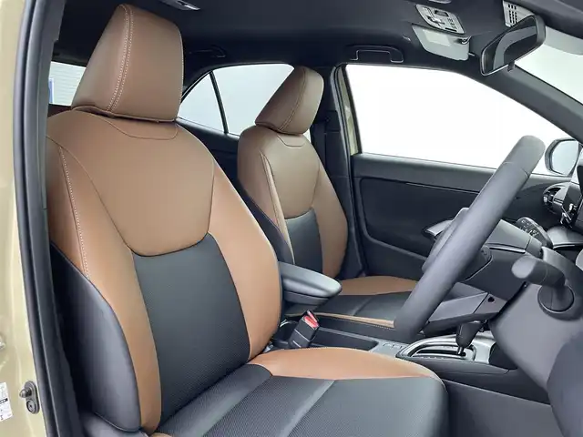 トヨタ ヤリスクロス ハイブリッド Z アドベンチャー 大阪府 2025(令7)年 0.1千km ベージュ トヨタセーフティセンス/　・プリクラッシュセーフティ　PCS/　・レーントレーシングアシスト　LTA/　・レーンディパーチャーアラート　LDA/　・レーダークルーズコントロール　ACC/　・ロードサインアシスト　RSA/　・フロントクロストラフィックアラート　FCTA/　・リアクロストラフィックアラート　RCTA/　・プロアクティブドライビングアシスト　PDA/　・発信遅れ告知機能　TMN/純正8インチディスプレイオーディオ/　Bluetooth/フルセグTV/FM/AM/HDMI/パノラミックビューモニター/バック/フロント/サイドカメラ/LEDオートライト/オートマチックハイビーム　AHB/フォグランプ/ハーフレザーシート/前席シートヒーター/パーキングサポートブレーキ　PSB/ブラインドスポットモニター　BSM/本革巻きステアリング/ステアリングヒーター/スマートキー/ビルトインETC2.0/ウィンカーミラー