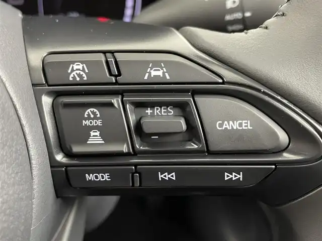 トヨタ ヤリスクロス ハイブリッド Z アドベンチャー 大阪府 2025(令7)年 0.1千km ベージュ トヨタセーフティセンス/　・プリクラッシュセーフティ　PCS/　・レーントレーシングアシスト　LTA/　・レーンディパーチャーアラート　LDA/　・レーダークルーズコントロール　ACC/　・ロードサインアシスト　RSA/　・フロントクロストラフィックアラート　FCTA/　・リアクロストラフィックアラート　RCTA/　・プロアクティブドライビングアシスト　PDA/　・発信遅れ告知機能　TMN/純正8インチディスプレイオーディオ/　Bluetooth/フルセグTV/FM/AM/HDMI/パノラミックビューモニター/バック/フロント/サイドカメラ/LEDオートライト/オートマチックハイビーム　AHB/フォグランプ/ハーフレザーシート/前席シートヒーター/パーキングサポートブレーキ　PSB/ブラインドスポットモニター　BSM/本革巻きステアリング/ステアリングヒーター/スマートキー/ビルトインETC2.0/ウィンカーミラー