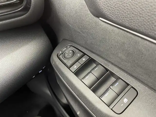 トヨタ ヤリスクロス ハイブリッド Z アドベンチャー 大阪府 2025(令7)年 0.1千km ベージュ トヨタセーフティセンス/　・プリクラッシュセーフティ　PCS/　・レーントレーシングアシスト　LTA/　・レーンディパーチャーアラート　LDA/　・レーダークルーズコントロール　ACC/　・ロードサインアシスト　RSA/　・フロントクロストラフィックアラート　FCTA/　・リアクロストラフィックアラート　RCTA/　・プロアクティブドライビングアシスト　PDA/　・発信遅れ告知機能　TMN/純正8インチディスプレイオーディオ/　Bluetooth/フルセグTV/FM/AM/HDMI/パノラミックビューモニター/バック/フロント/サイドカメラ/LEDオートライト/オートマチックハイビーム　AHB/フォグランプ/ハーフレザーシート/前席シートヒーター/パーキングサポートブレーキ　PSB/ブラインドスポットモニター　BSM/本革巻きステアリング/ステアリングヒーター/スマートキー/ビルトインETC2.0/ウィンカーミラー