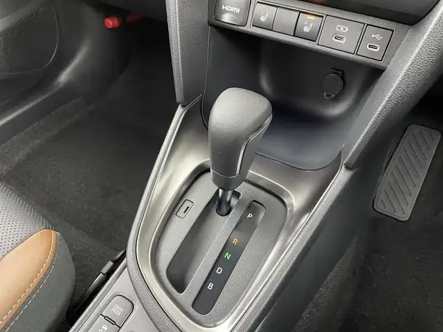 トヨタ ヤリスクロス ハイブリッド Z アドベンチャー 大阪府 2025(令7)年 0.1千km ベージュ トヨタセーフティセンス/　・プリクラッシュセーフティ　PCS/　・レーントレーシングアシスト　LTA/　・レーンディパーチャーアラート　LDA/　・レーダークルーズコントロール　ACC/　・ロードサインアシスト　RSA/　・フロントクロストラフィックアラート　FCTA/　・リアクロストラフィックアラート　RCTA/　・プロアクティブドライビングアシスト　PDA/　・発信遅れ告知機能　TMN/純正8インチディスプレイオーディオ/　Bluetooth/フルセグTV/FM/AM/HDMI/パノラミックビューモニター/バック/フロント/サイドカメラ/LEDオートライト/オートマチックハイビーム　AHB/フォグランプ/ハーフレザーシート/前席シートヒーター/パーキングサポートブレーキ　PSB/ブラインドスポットモニター　BSM/本革巻きステアリング/ステアリングヒーター/スマートキー/ビルトインETC2.0/ウィンカーミラー