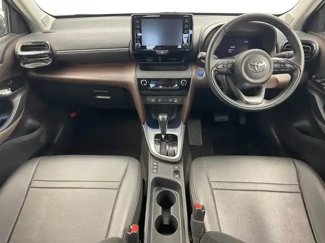 トヨタ ヤリスクロス ハイブリッド Z 新潟県 2021(令3)年 4.6万km ブラックマイカ/ホワイトパールクリスタルシャイン 2トーン 8インチディスプレイオーディオ/バックカメラ/追従型クルーズコントロール/オートブレーキホールド/フロントフォグランプ/純正18インチAW/ビルトインETC2.0/レーンキープアシスト/衝突軽減システム/前後コーナーセンサー/前後ドライブレコーダー/オートライト/オートハイビーム/LEDヘッドライト/革調シートカバー