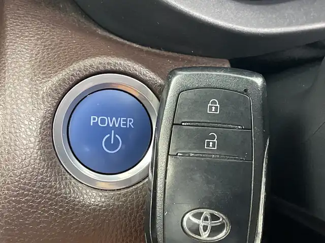 トヨタ ヤリスクロス ハイブリッド Z 新潟県 2021(令3)年 4.6万km ブラックマイカ/ホワイトパールクリスタルシャイン 2トーン 8インチディスプレイオーディオ/バックカメラ/追従型クルーズコントロール/オートブレーキホールド/フロントフォグランプ/純正18インチAW/ビルトインETC2.0/レーンキープアシスト/衝突軽減システム/前後コーナーセンサー/前後ドライブレコーダー/オートライト/オートハイビーム/LEDヘッドライト/革調シートカバー