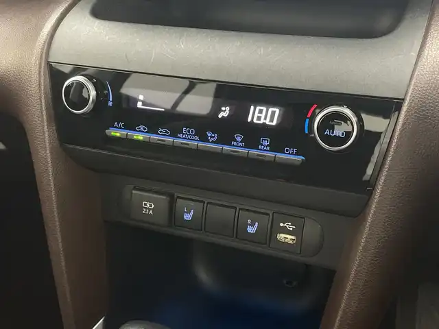 トヨタ ヤリスクロス ハイブリッド Z 新潟県 2021(令3)年 4.6万km ブラックマイカ/ホワイトパールクリスタルシャイン 2トーン 8インチディスプレイオーディオ/バックカメラ/追従型クルーズコントロール/オートブレーキホールド/フロントフォグランプ/純正18インチAW/ビルトインETC2.0/レーンキープアシスト/衝突軽減システム/前後コーナーセンサー/前後ドライブレコーダー/オートライト/オートハイビーム/LEDヘッドライト/革調シートカバー