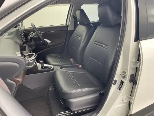 トヨタ ヤリスクロス ハイブリッド Z 新潟県 2021(令3)年 4.6万km ブラックマイカ/ホワイトパールクリスタルシャイン 2トーン 8インチディスプレイオーディオ/バックカメラ/追従型クルーズコントロール/オートブレーキホールド/フロントフォグランプ/純正18インチAW/ビルトインETC2.0/レーンキープアシスト/衝突軽減システム/前後コーナーセンサー/前後ドライブレコーダー/オートライト/オートハイビーム/LEDヘッドライト/革調シートカバー