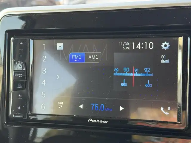 スズキ スペーシア ギア HYBRID XZ 三重県 2020(令2)年 5万km ピュアホワイトP ワンオーナー/セーフティサポート/・デュアルカメラブレーキサポート/・車線逸脱警報機能/・先行車発進お知らせ機能/・アダプティブクルーズコントロール/・後方誤発進抑制機能/・誤発進抑制機能/・ふらつき警報機能/・ハイビームアシスト/・高台寺ブレーキサポート/・リアパーキングセンサー/パイオニア製ディスプレイオーディオ/【PVH-9300DVSZS】/・CD/DVD/・Android Auto/・Apple CarPlay/・Bluetooth/バックカメラ/両側パワースライドドア/前席シートヒーター/スリムサーキュレーター/パーソナルテーブル(後席右側)/ロールサンシェイド(リアドア)/純正14インチ9ホールブラック塗装AW(ハーフホイールキャップ付)/ガンメタリック枠付LEDヘッドランプ/・オートライト/ハイビームアシスト/LEDフォグランプ/プッシュエンジンスタート/スマートキー×2/新車時保証書/取扱説明書