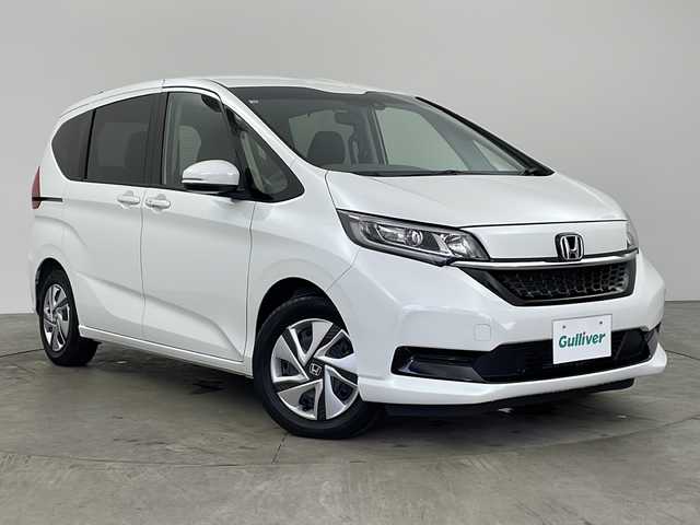 ホンダ フリード ハイブリット G 兵庫県 2022(令4)年 1.9万km プラチナホワイトパール ・純正ナビ/CD/DVD/BT/USB/SD/フルセグTV/・バックカメラ/・両側パワースライドドア/・コンフォートビューパッケージ/・ホンダセンシング/・衝突軽減ブレーキ/・先行車発進お知らせ/・路外逸脱抑制システム/・レーンキープアシストシステム/・標識認識機能/・レーダークルーズコントロール/・横滑り防止装置/・ECON/・後方コーナーセンサー/・ステアリングリモコン/・LEDヘッドライト/・LEDアクティブコーナリングライト/・オートライト/・前席シートヒーター/・ビルトインETC2.0/・オートエアコン/・プラズマクラスター/・純正フロアマット/・ウォークスルー/・サンシェード/・ウィンカーミラー/・スマートキー/・プッシュスタート