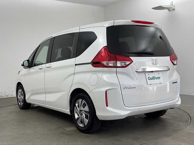 ホンダ フリード ハイブリット G 兵庫県 2022(令4)年 1.9万km プラチナホワイトパール ・純正ナビ/CD/DVD/BT/USB/SD/フルセグTV/・バックカメラ/・両側パワースライドドア/・コンフォートビューパッケージ/・ホンダセンシング/・衝突軽減ブレーキ/・先行車発進お知らせ/・路外逸脱抑制システム/・レーンキープアシストシステム/・標識認識機能/・レーダークルーズコントロール/・横滑り防止装置/・ECON/・後方コーナーセンサー/・ステアリングリモコン/・LEDヘッドライト/・LEDアクティブコーナリングライト/・オートライト/・前席シートヒーター/・ビルトインETC2.0/・オートエアコン/・プラズマクラスター/・純正フロアマット/・ウォークスルー/・サンシェード/・ウィンカーミラー/・スマートキー/・プッシュスタート
