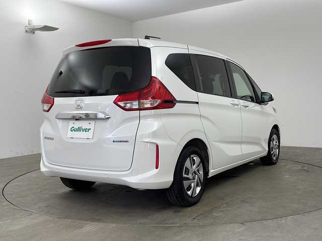 ホンダ フリード ハイブリット G 兵庫県 2022(令4)年 1.9万km プラチナホワイトパール ・純正ナビ/CD/DVD/BT/USB/SD/フルセグTV/・バックカメラ/・両側パワースライドドア/・コンフォートビューパッケージ/・ホンダセンシング/・衝突軽減ブレーキ/・先行車発進お知らせ/・路外逸脱抑制システム/・レーンキープアシストシステム/・標識認識機能/・レーダークルーズコントロール/・横滑り防止装置/・ECON/・後方コーナーセンサー/・ステアリングリモコン/・LEDヘッドライト/・LEDアクティブコーナリングライト/・オートライト/・前席シートヒーター/・ビルトインETC2.0/・オートエアコン/・プラズマクラスター/・純正フロアマット/・ウォークスルー/・サンシェード/・ウィンカーミラー/・スマートキー/・プッシュスタート