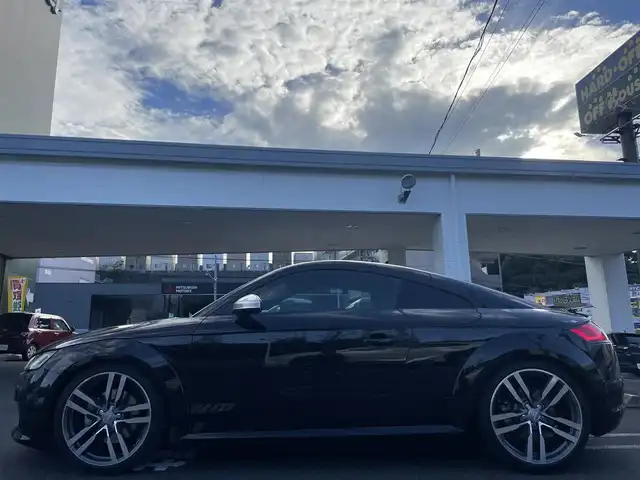 アウディ ＴＴクーペ 2．0 TFSI 長崎県 2015(平27)年 8万km ミトスブラックメタリック 純正ナビ（AM、FM、BT、フルセグ）/MT付きAT/パドルシフト/ETC/デジタルインナーミラー型ドラレコ/ステアリングスイッチ/バーチャルコックピット/電動リアスポイラー/革巻きステアリング/フロアマット/取扱説明書/保証書