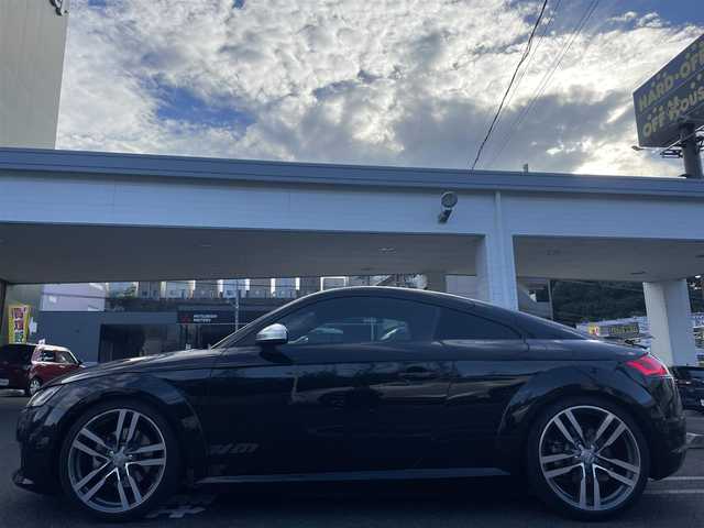 アウディ ＴＴクーペ 2．0 TFSI 長崎県 2015(平27)年 8万km ミトスブラックメタリック 純正ナビ（AM、FM、BT、フルセグ）/MT付きAT/パドルシフト/ETC/デジタルインナーミラー型ドラレコ/ステアリングスイッチ/バーチャルコックピット/電動リアスポイラー/革巻きステアリング/フロアマット/取扱説明書/保証書
