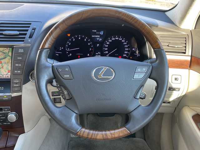 レクサス ＬＳ 460 バージョンC Iパッケージ 静岡県 2010(平22)年 10.2万km フロスティパールマイカ 純正ナビ　/地デジ　/Ｂカメラ　/白革シート　/全席シートヒーター　/前席メモリー付きＰＷシート　/前席エアシート　/レクサスプレミアムサウンド　/オートホールド　/ウッドコンビステアリング　/ステアリングヒーター/木目調パネル/PWリアゲート/社外前後ドラレコ/ビルトインETC/純正18インチAW/スマートキー×2/カードキー×1/取説