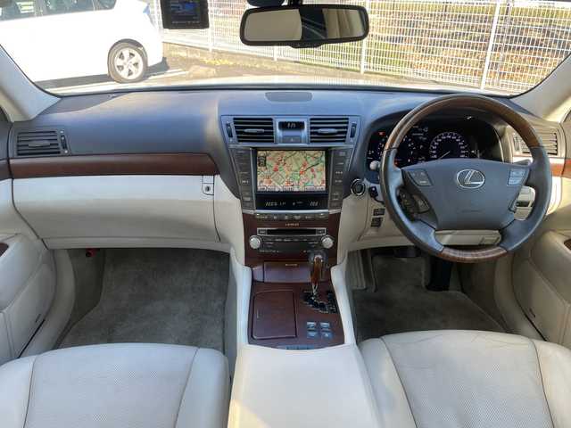 レクサス ＬＳ 460 バージョンC Iパッケージ 静岡県 2010(平22)年 10.2万km フロスティパールマイカ 純正ナビ　/地デジ　/Ｂカメラ　/白革シート　/全席シートヒーター　/前席メモリー付きＰＷシート　/前席エアシート　/レクサスプレミアムサウンド　/オートホールド　/ウッドコンビステアリング　/ステアリングヒーター/木目調パネル/PWリアゲート/社外前後ドラレコ/ビルトインETC/純正18インチAW/スマートキー×2/カードキー×1/取説