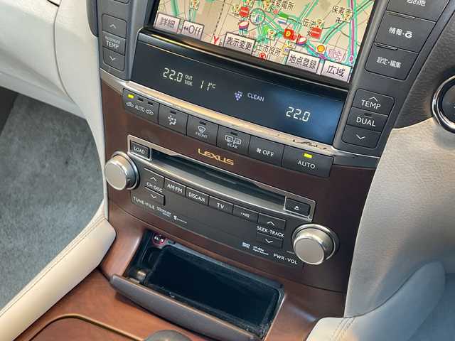 レクサス ＬＳ 460 バージョンC Iパッケージ 静岡県 2010(平22)年 10.2万km フロスティパールマイカ 純正ナビ　/地デジ　/Ｂカメラ　/白革シート　/全席シートヒーター　/前席メモリー付きＰＷシート　/前席エアシート　/レクサスプレミアムサウンド　/オートホールド　/ウッドコンビステアリング　/ステアリングヒーター/木目調パネル/PWリアゲート/社外前後ドラレコ/ビルトインETC/純正18インチAW/スマートキー×2/カードキー×1/取説