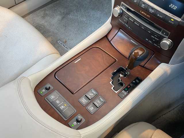 レクサス ＬＳ 460 バージョンC Iパッケージ 静岡県 2010(平22)年 10.2万km フロスティパールマイカ 純正ナビ　/地デジ　/Ｂカメラ　/白革シート　/全席シートヒーター　/前席メモリー付きＰＷシート　/前席エアシート　/レクサスプレミアムサウンド　/オートホールド　/ウッドコンビステアリング　/ステアリングヒーター/木目調パネル/PWリアゲート/社外前後ドラレコ/ビルトインETC/純正18インチAW/スマートキー×2/カードキー×1/取説
