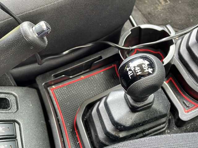 スズキ ジムニー シエラ JC 秋田県 2023(令5)年 4.2万km ミディアムグレー 5Fミッション車/4WD/ETC/Panasonic製9インチナビ　型式　CN-F1DVD/（Bluetooth/フルセグTV/DVD/CD/SD）/バックカメラ/クルーズコントロール/シートヒーター/15インチ純正アルミホイール/プッシュスタートボタン/スマートキー/オートエアコン/アイドリングストップ/車線逸脱警報/衝突被害軽減システム