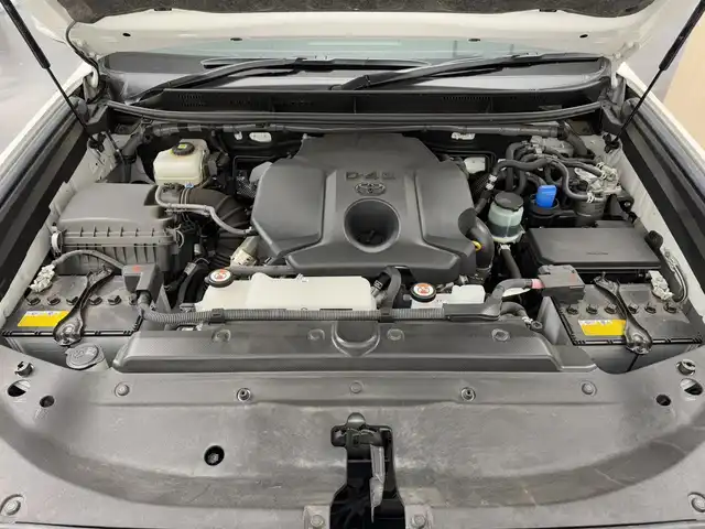 トヨタ ランドクルーザー プラド TX 三重県 2022(令4)年 4.9万km ホワイトパールクリスタルシャイン 2.8L ディーゼルターボ/4WD/MTモード付フロア6AT/純正 9インチナビ NSZT-Y68T/（AM/FM/CD/DVD/TV/SD/SDREC/Bluetooth）/バックガイドモニター/ドライブレコーダー 前方/ビルトイン ETC/Toyota Safety Sense/・プリクラッシュセーフティ［PCS］/・レーンディパーチャーアラート［LDA］/・レーダークルコン/・オートハイビーム［AHB］/・ロードサインアシスト［RSA］/・先行車発進告知機能［TMN］/・ダウンヒルアシストコントロール［DAC］（ディーゼルのみ）/装備/【OP】寒冷地仕様（スタータ＆オルタネータ容量UP、補助ヒーター、ワイパーデアイサー、バッテリー1個増など）/・ルーフレール/・左右独立オートエアコン/・オートライト/・LED ヘッドランプ＋フロントフォグランプ/・センターデフロック（ディーゼルのみ）/・2速発進機能（ディーゼルのみ）/・DPF手動再生機能（ディーゼルのみ）/・17inAW＆冬タイヤ/・夏タイヤ＆純正17inAWあり/・保/取/ナビ取/・スマートキーx2