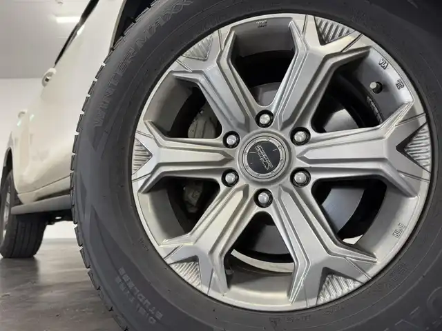 トヨタ ランドクルーザー プラド TX 三重県 2022(令4)年 4.9万km ホワイトパールクリスタルシャイン 2.8L ディーゼルターボ/4WD/MTモード付フロア6AT/純正 9インチナビ NSZT-Y68T/（AM/FM/CD/DVD/TV/SD/SDREC/Bluetooth）/バックガイドモニター/ドライブレコーダー 前方/ビルトイン ETC/Toyota Safety Sense/・プリクラッシュセーフティ［PCS］/・レーンディパーチャーアラート［LDA］/・レーダークルコン/・オートハイビーム［AHB］/・ロードサインアシスト［RSA］/・先行車発進告知機能［TMN］/・ダウンヒルアシストコントロール［DAC］（ディーゼルのみ）/装備/【OP】寒冷地仕様（スタータ＆オルタネータ容量UP、補助ヒーター、ワイパーデアイサー、バッテリー1個増など）/・ルーフレール/・左右独立オートエアコン/・オートライト/・LED ヘッドランプ＋フロントフォグランプ/・センターデフロック（ディーゼルのみ）/・2速発進機能（ディーゼルのみ）/・DPF手動再生機能（ディーゼルのみ）/・17inAW＆冬タイヤ/・夏タイヤ＆純正17inAWあり/・保/取/ナビ取/・スマートキーx2