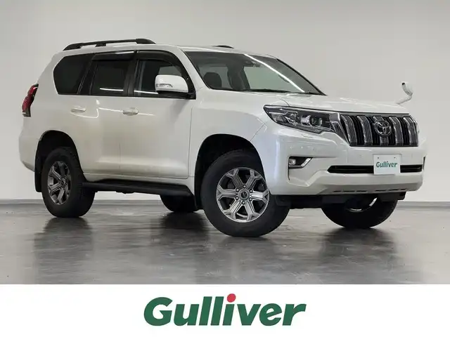 トヨタ ランドクルーザー プラド TX 三重県 2022(令4)年 4.9万km ホワイトパールクリスタルシャイン 2.8L ディーゼルターボ/4WD/MTモード付フロア6AT/純正 9インチナビ NSZT-Y68T/（AM/FM/CD/DVD/TV/SD/SDREC/Bluetooth）/バックガイドモニター/ドライブレコーダー 前方/ビルトイン ETC/Toyota Safety Sense/・プリクラッシュセーフティ［PCS］/・レーンディパーチャーアラート［LDA］/・レーダークルコン/・オートハイビーム［AHB］/・ロードサインアシスト［RSA］/・先行車発進告知機能［TMN］/・ダウンヒルアシストコントロール［DAC］（ディーゼルのみ）/装備/【OP】寒冷地仕様（スタータ＆オルタネータ容量UP、補助ヒーター、ワイパーデアイサー、バッテリー1個増など）/・ルーフレール/・左右独立オートエアコン/・オートライト/・LED ヘッドランプ＋フロントフォグランプ/・センターデフロック（ディーゼルのみ）/・2速発進機能（ディーゼルのみ）/・DPF手動再生機能（ディーゼルのみ）/・17inAW＆冬タイヤ/・夏タイヤ＆純正17inAWあり/・保/取/ナビ取/・スマートキーx2