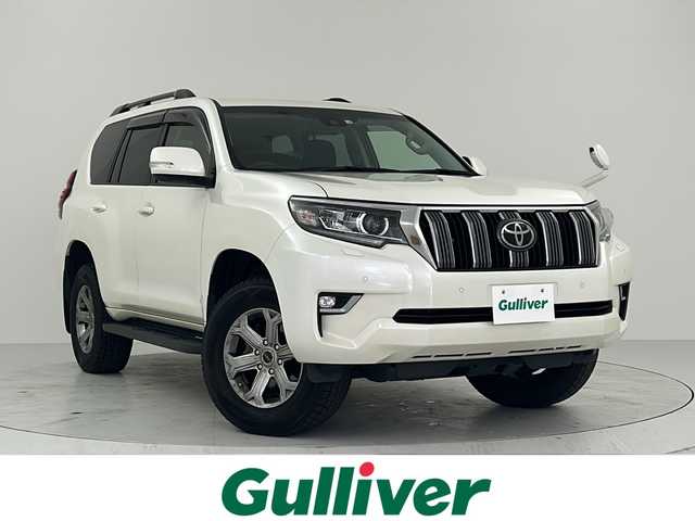 トヨタ ランドクルーザー プラド TX 大阪府 2022(令4)年 4.9万km ホワイトパールクリスタルシャイン 2.8L ディーゼルターボ/4WD/MTモード付フロア6AT/純正 9インチナビ NSZT-Y68T/（AM/FM/CD/DVD/TV/SD/SDREC/Bluetooth）/バックガイドモニター/ビルトイン ETC/Toyota Safety Sense/・プリクラッシュセーフティ［PCS］/・レーンディパーチャーアラート［LDA］/・レーダークルコン/・オートハイビーム［AHB］/・ロードサインアシスト［RSA］/・先行車発進告知機能［TMN］/・ダウンヒルアシストコントロール［DAC］（ディーゼルのみ）/装備/【OP】寒冷地仕様（スタータ＆オルタネータ容量UP、補助ヒーター、ワイパーデアイサー、バッテリー1個増など）/・ルーフレール/・左右独立オートエアコン/・オートライト/・LED ヘッドランプ＋フロントフォグランプ/・センターデフロック（ディーゼルのみ）/・2速発進機能（ディーゼルのみ）/・DPF手動再生機能（ディーゼルのみ）