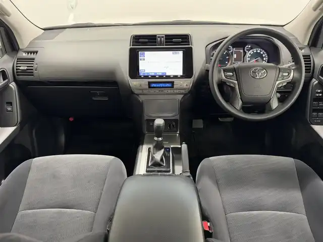 トヨタ ランドクルーザー プラド TX 三重県 2022(令4)年 4.9万km ホワイトパールクリスタルシャイン 2.8L ディーゼルターボ/4WD/MTモード付フロア6AT/純正 9インチナビ NSZT-Y68T/（AM/FM/CD/DVD/TV/SD/SDREC/Bluetooth）/バックガイドモニター/ドライブレコーダー 前方/ビルトイン ETC/Toyota Safety Sense/・プリクラッシュセーフティ［PCS］/・レーンディパーチャーアラート［LDA］/・レーダークルコン/・オートハイビーム［AHB］/・ロードサインアシスト［RSA］/・先行車発進告知機能［TMN］/・ダウンヒルアシストコントロール［DAC］（ディーゼルのみ）/装備/【OP】寒冷地仕様（スタータ＆オルタネータ容量UP、補助ヒーター、ワイパーデアイサー、バッテリー1個増など）/・ルーフレール/・左右独立オートエアコン/・オートライト/・LED ヘッドランプ＋フロントフォグランプ/・センターデフロック（ディーゼルのみ）/・2速発進機能（ディーゼルのみ）/・DPF手動再生機能（ディーゼルのみ）/・17inAW＆冬タイヤ/・夏タイヤ＆純正17inAWあり/・保/取/ナビ取/・スマートキーx2